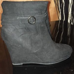 Black kneel high wedge shoe